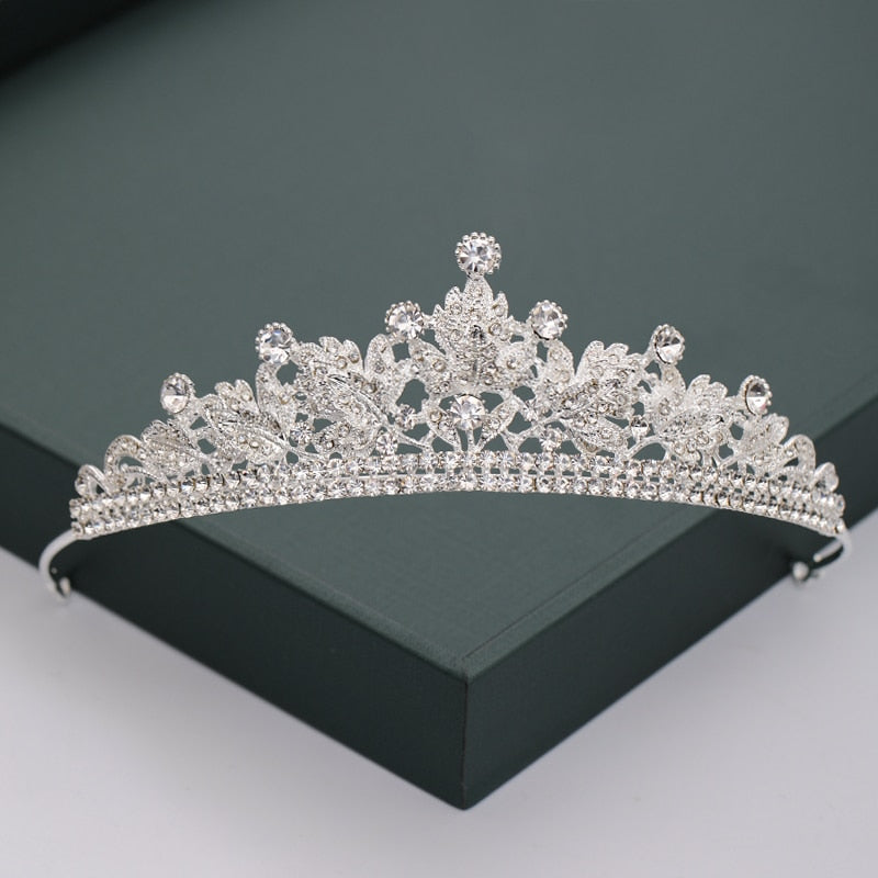 Diadema de brillantes. Estilo corona.