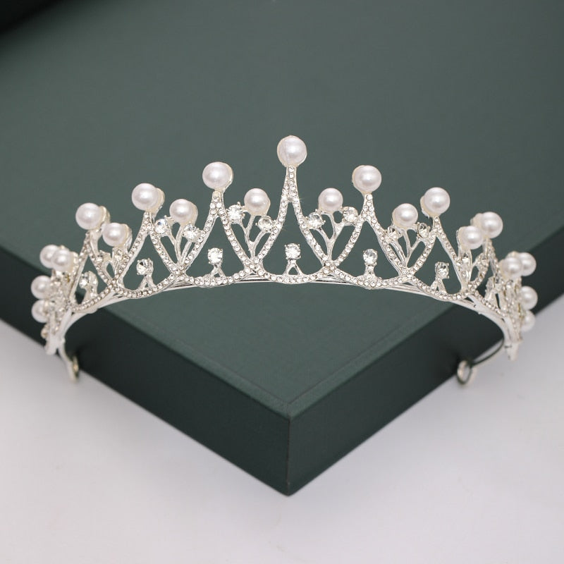 Diadema de brillantes. Estilo corona.