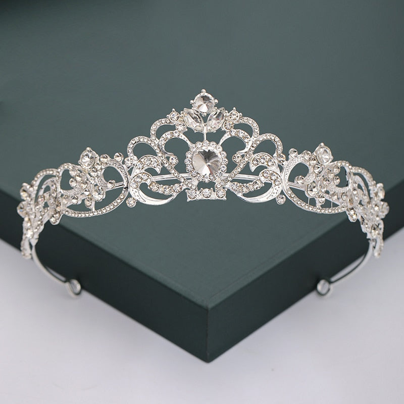 Diadema de brillantes. Estilo corona.