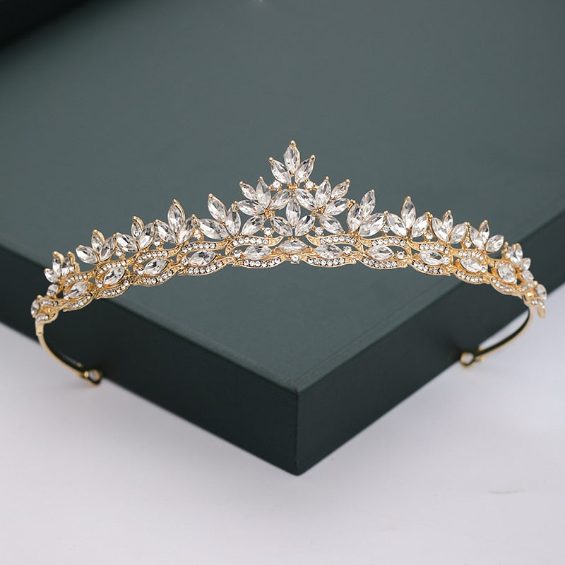 Diadema de brillantes. Estilo corona.