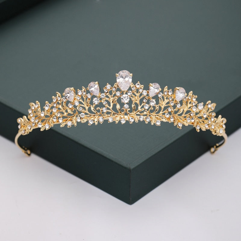 Diadema de brillantes. Estilo corona.