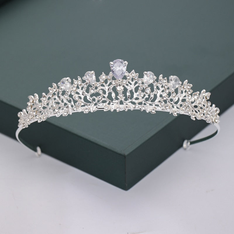 Diadema de brillantes. Estilo corona.