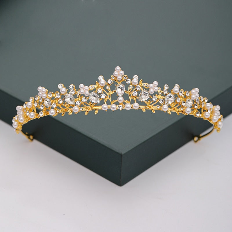 Diadema de brillantes. Estilo corona.