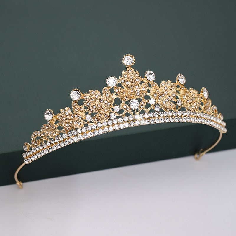 Diadema de brillantes. Estilo corona.