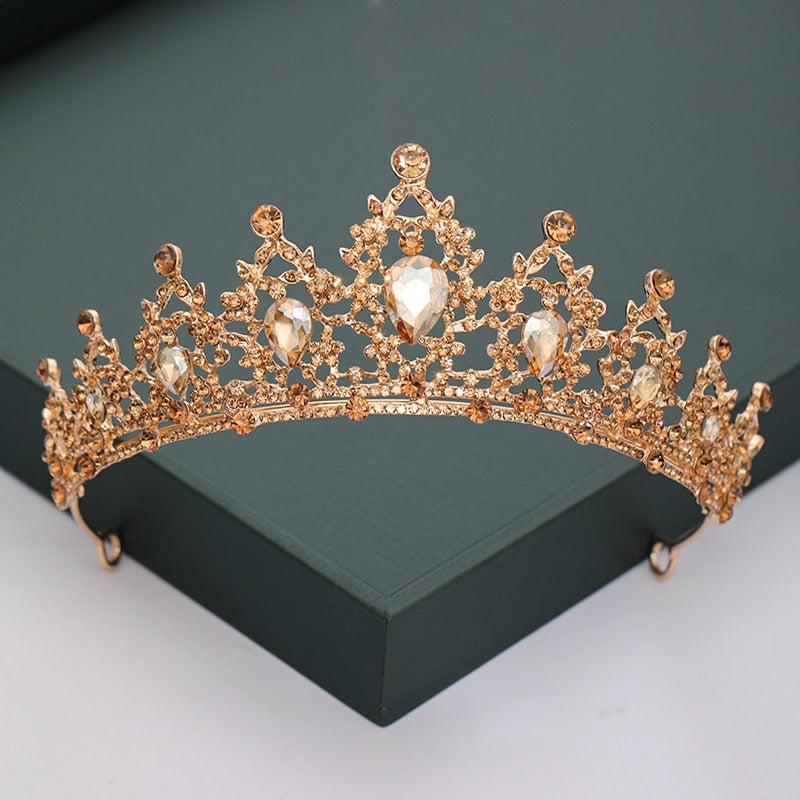 Diadema de brillantes. Estilo corona.