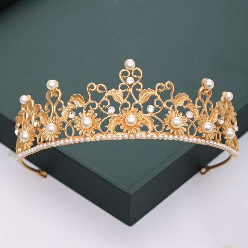 Diadema de brillantes. Estilo corona.