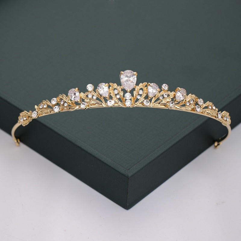 Diadema de brillantes. Estilo corona.