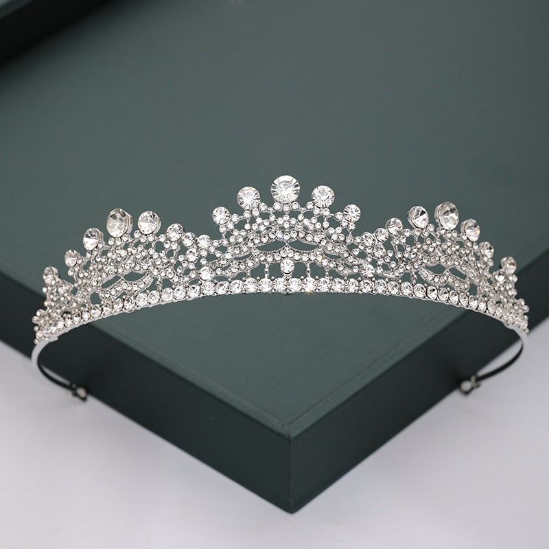 Diadema de brillantes. Estilo corona.