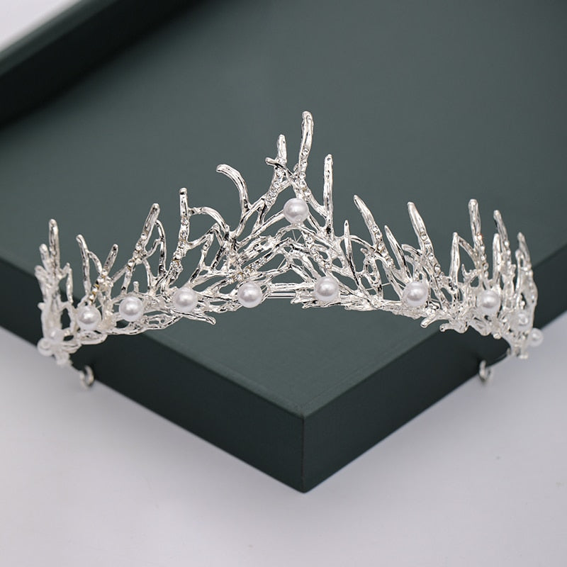 Diadema de brillantes. Estilo corona.