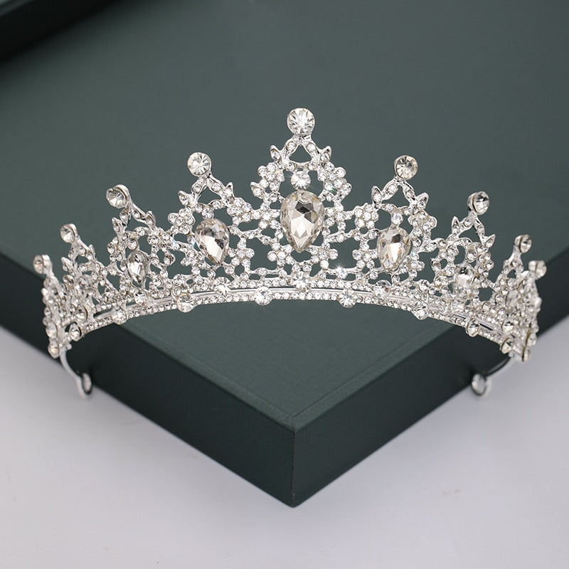 Diadema de brillantes. Estilo corona.