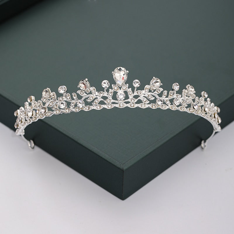 Diadema de brillantes. Estilo corona.