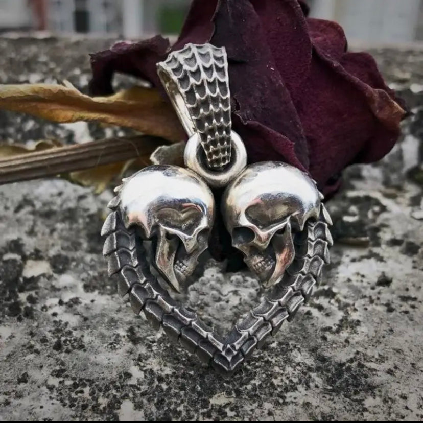 Colgante corazón calaveras